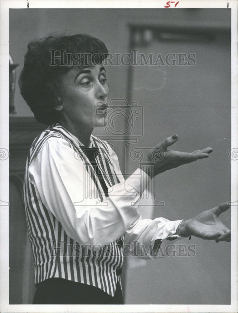 1963 Press Photo Mrs Esther Mahagan director chorus rehearsal show entertainer - Historic Images