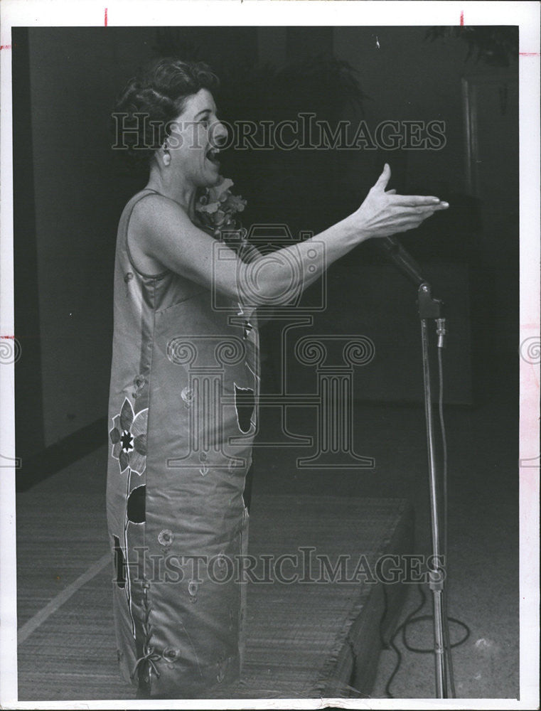 1964 Press Photo Thelma Owen group singing luau competition Florida Alabama - Historic Images