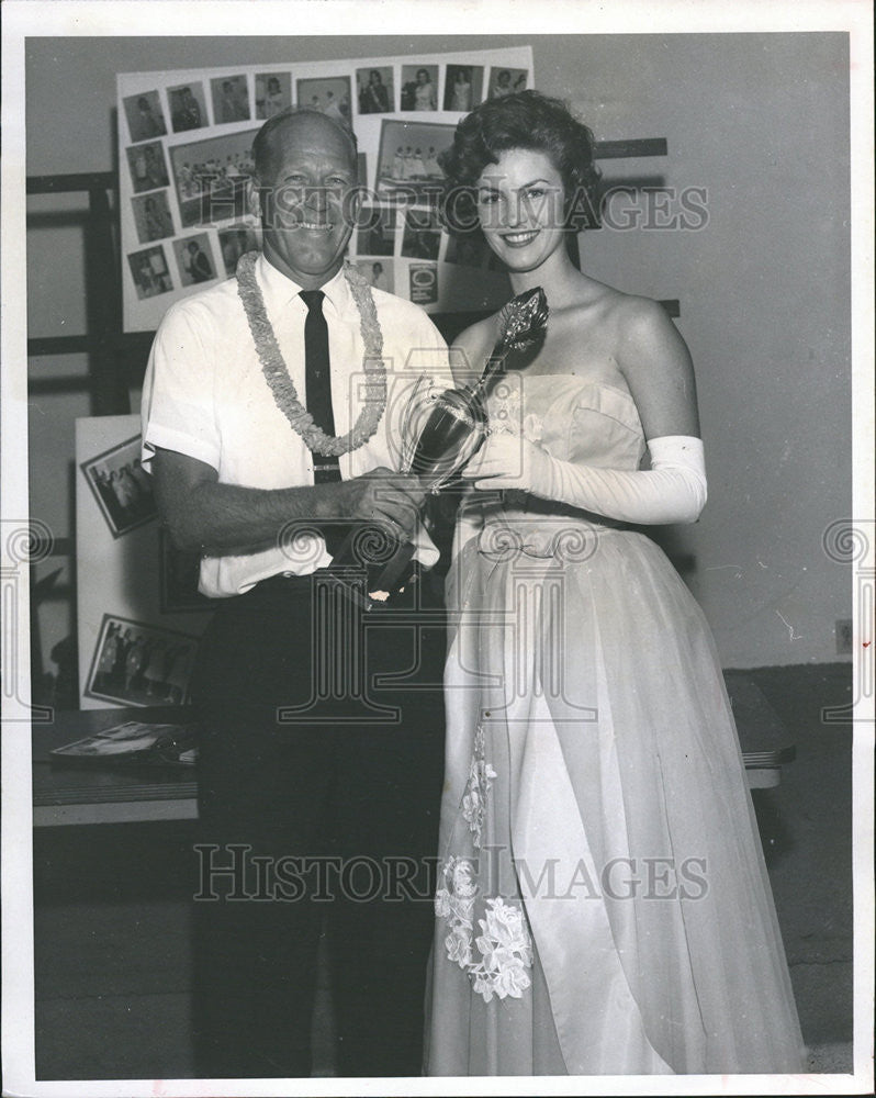 1964 Press Photo Dianne Bockstanz Parade home trophy Allen Balley president - Historic Images