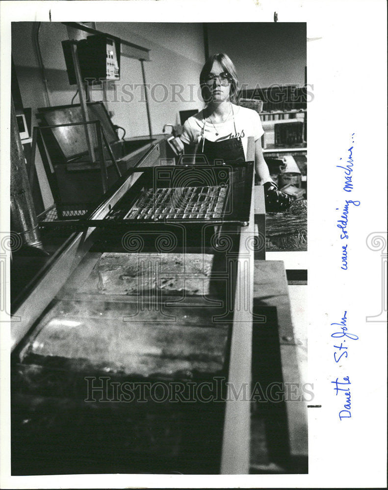 1980 Press Photo Sheila Deane Danette John Soldering Operation Para Dyne Iron - Historic Images