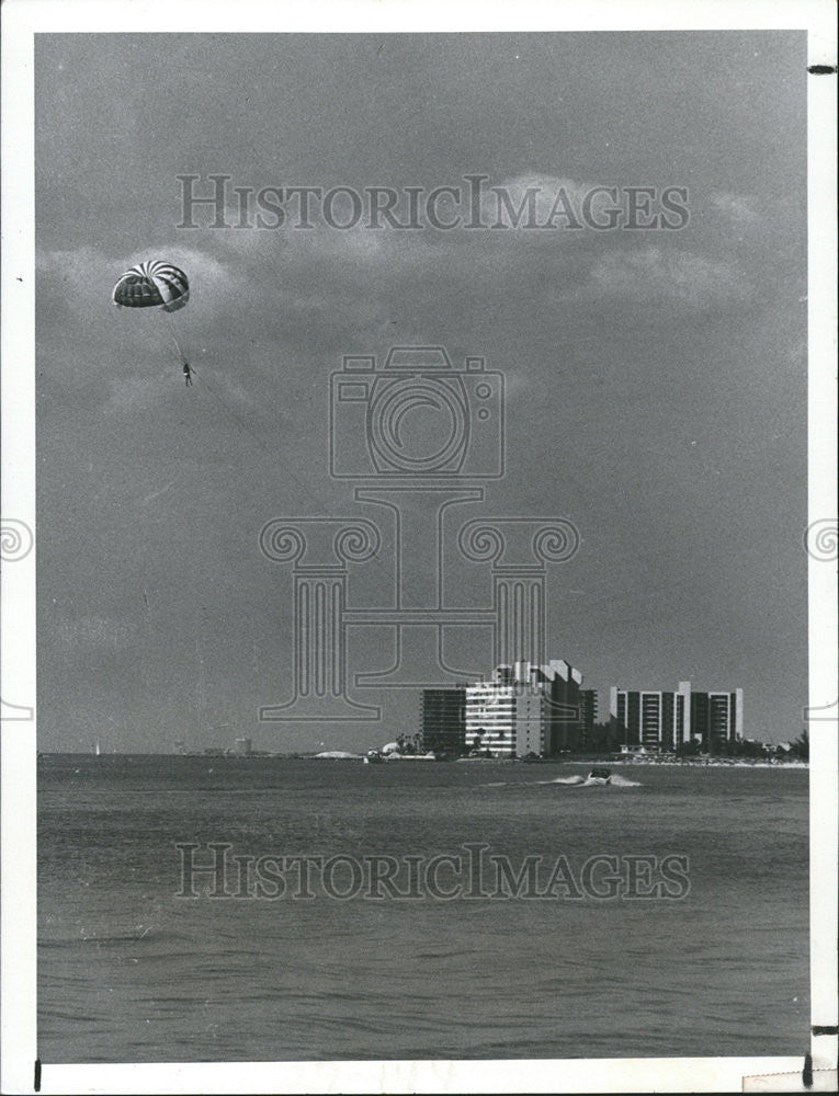 1978 Press Photo Boat Ride Air Colorful parachute Gulf High Flying Parasailing - Historic Images