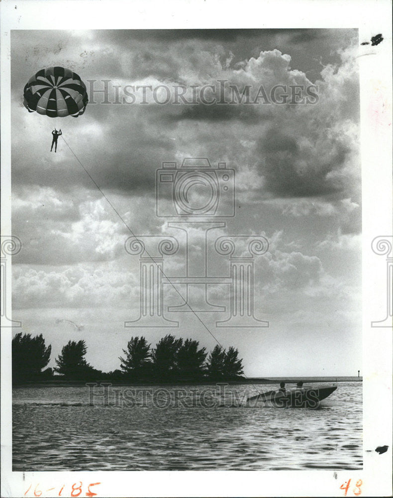 1980 Press Photo Parasailing Parakiting Recreational Activity - Historic Images