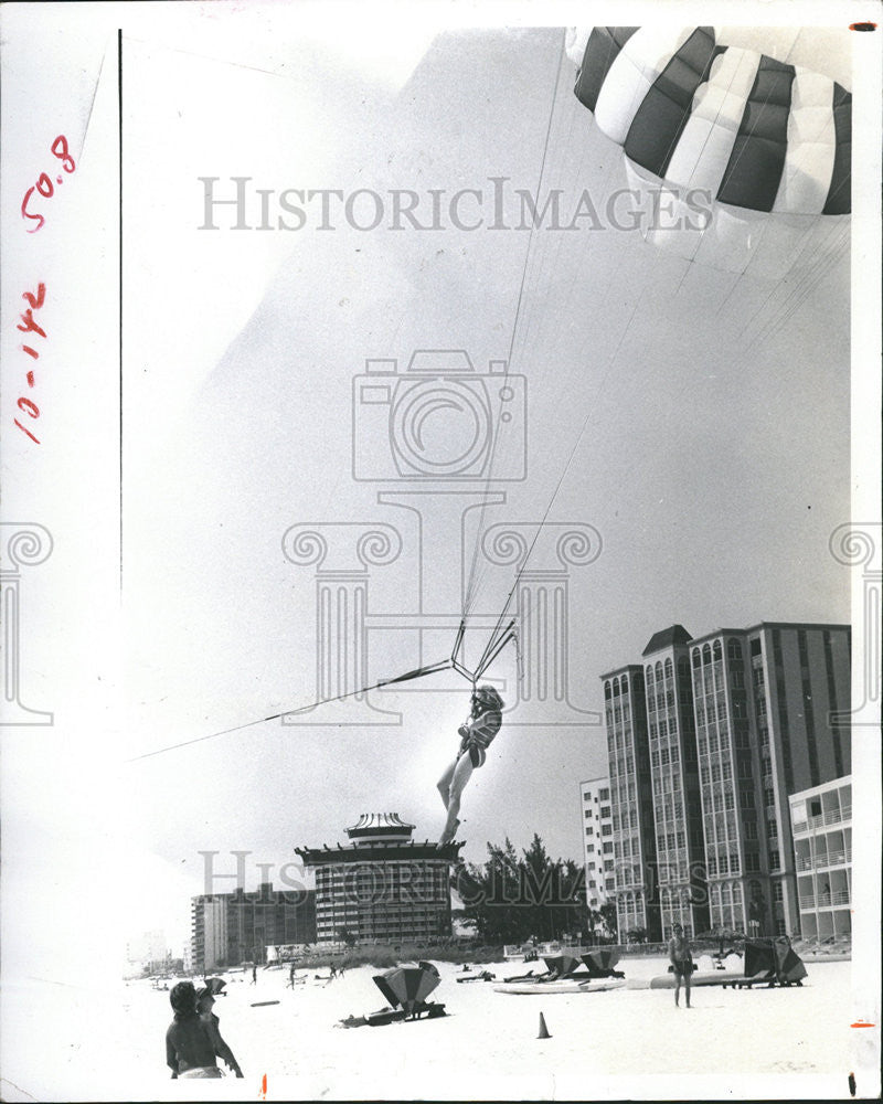 1981 Press Photo Terry Sillito Adjust Harness Parasail Flight St Peterburg Beach - Historic Images