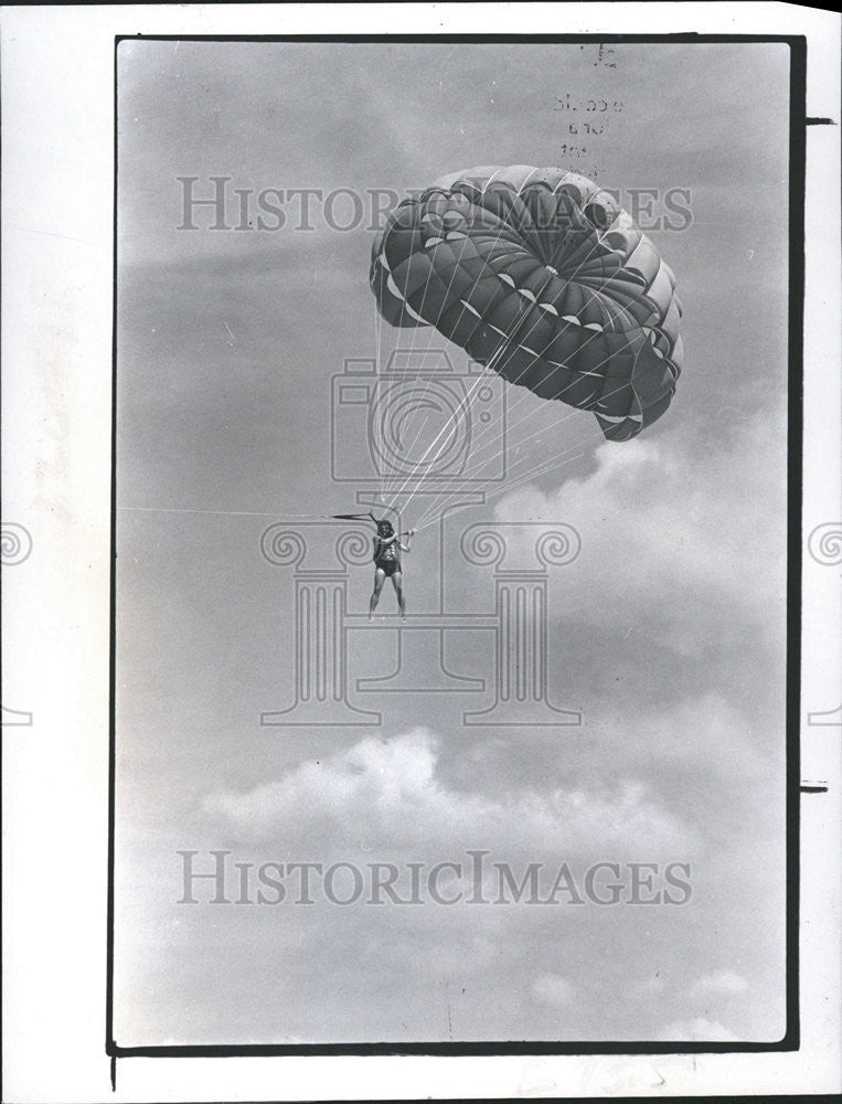 1979 Press Photo Mike Laexander Beach Anthony Aker Flight Parasailing Couple - Historic Images