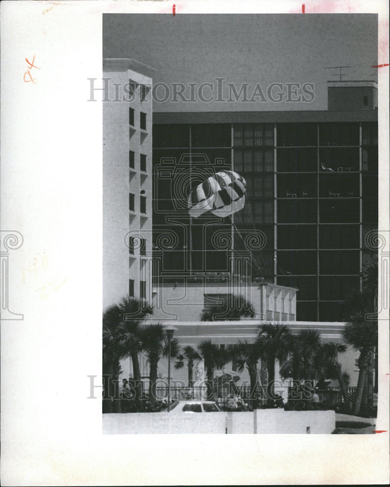 1975 Press Photo Parasailing St. Petersburg Beach Florida - Historic Images