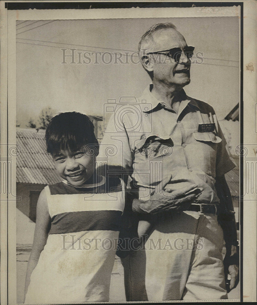 1970 Press Photo South Vietnamese orphan Rev Gordon Smith China Beach take - Historic Images