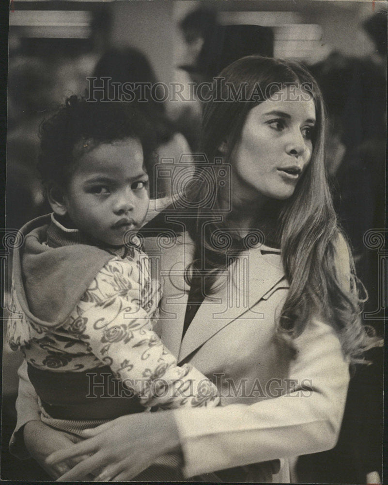 1975 Press Photo Mrs Danise Ingram Casper new daughter Maria Linda Mortiz Sally - Historic Images