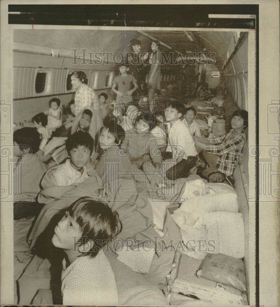 1975 Press Photo Vietnamese Orphans World Airways Oakland California - Historic Images