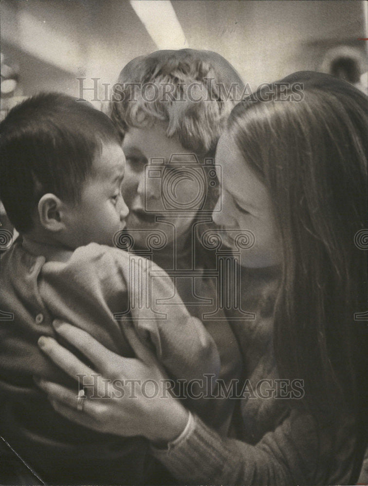 1975 Press Photo Vietnam Flown Denver Five For Adaption Area Families-Orphans - Historic Images