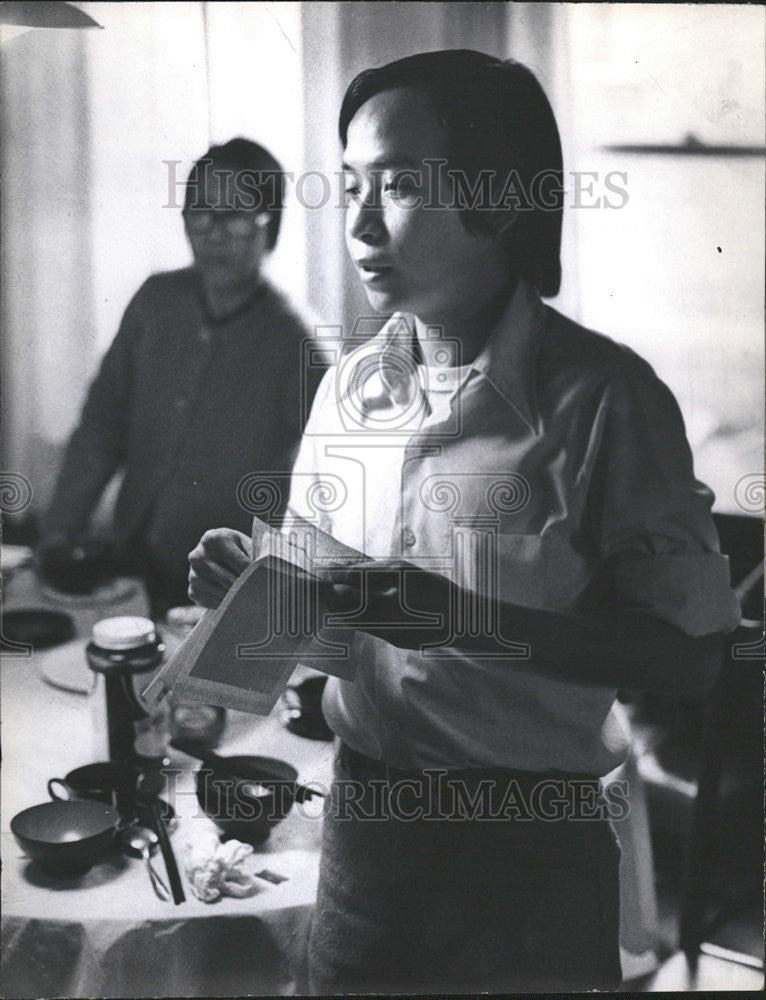 1976 Press Photo Dinh Vietnamese Lawyer Work U S Embassy - Historic Images