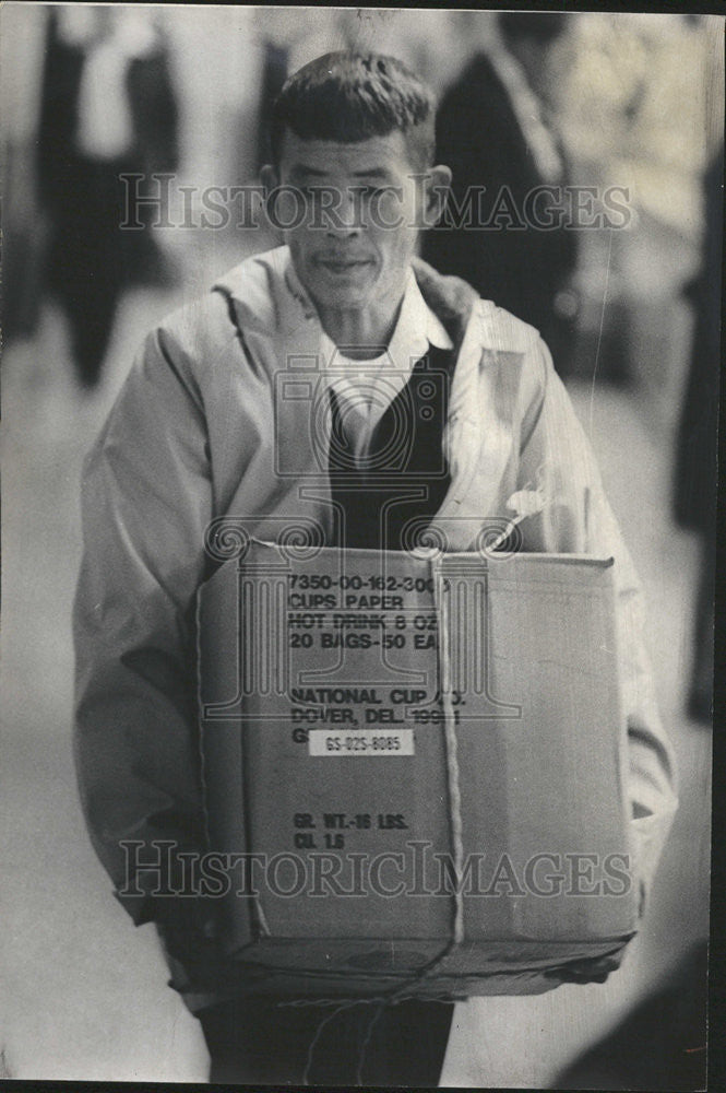 1975 Press Photo Van Duc carried box Stapleton Airport family - Historic Images