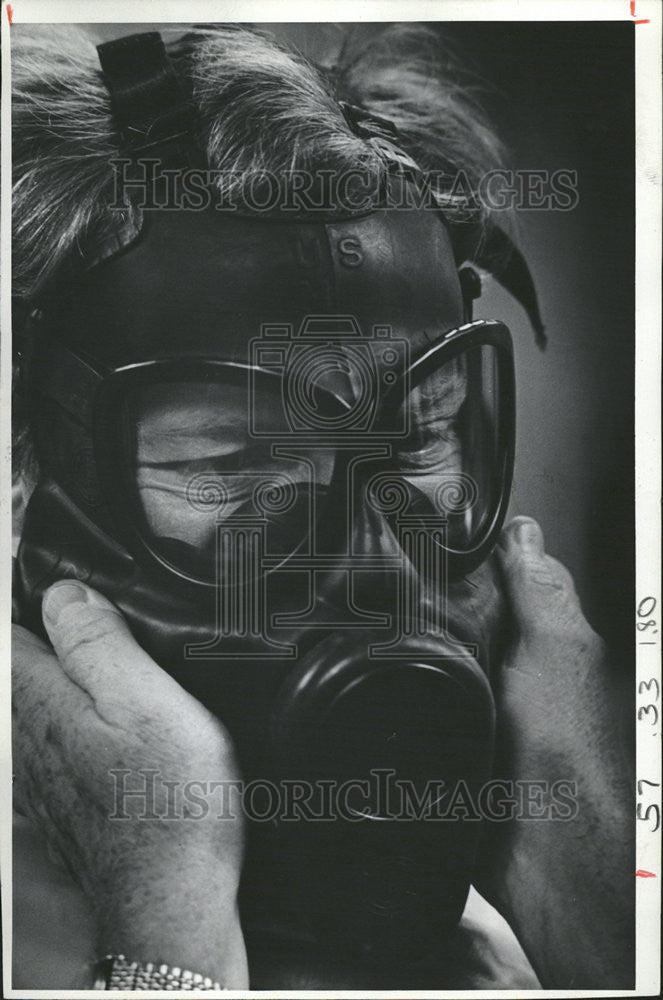 1973 Press Photo Rep Wayne Owen butyl Rubber gases mask rubber - Historic Images