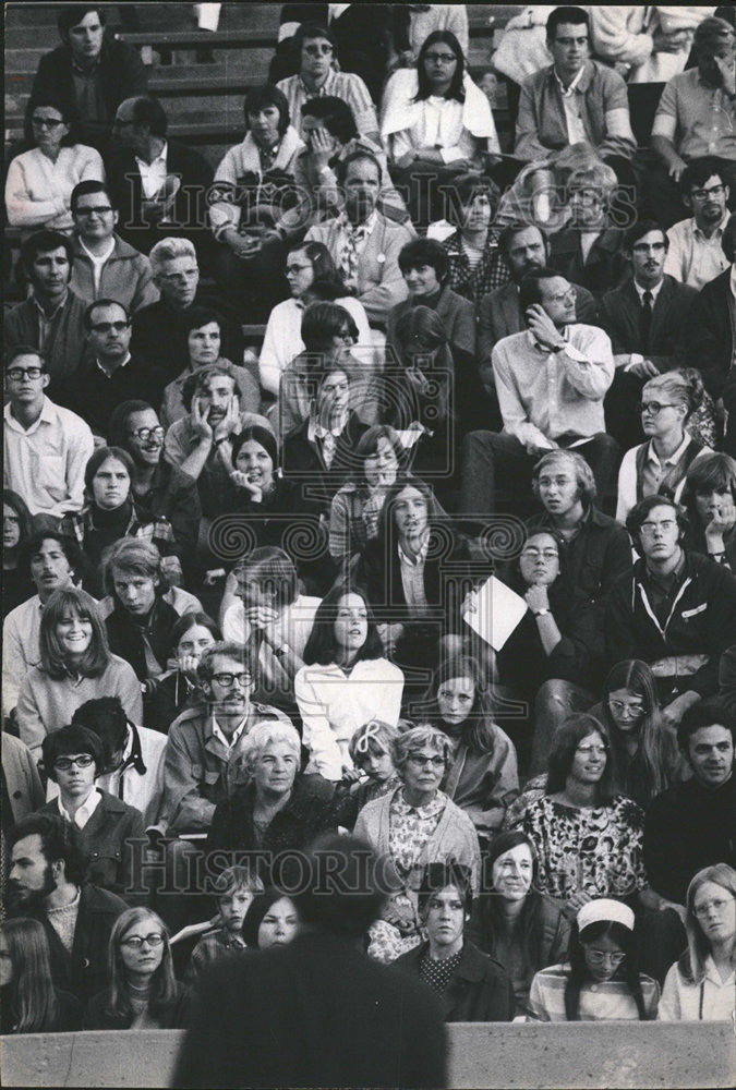 1970 Press Photo DEMONS OF WAR POLICY BOULDERITES LISTEN SPEAKER BOULDER STADIUM - Historic Images