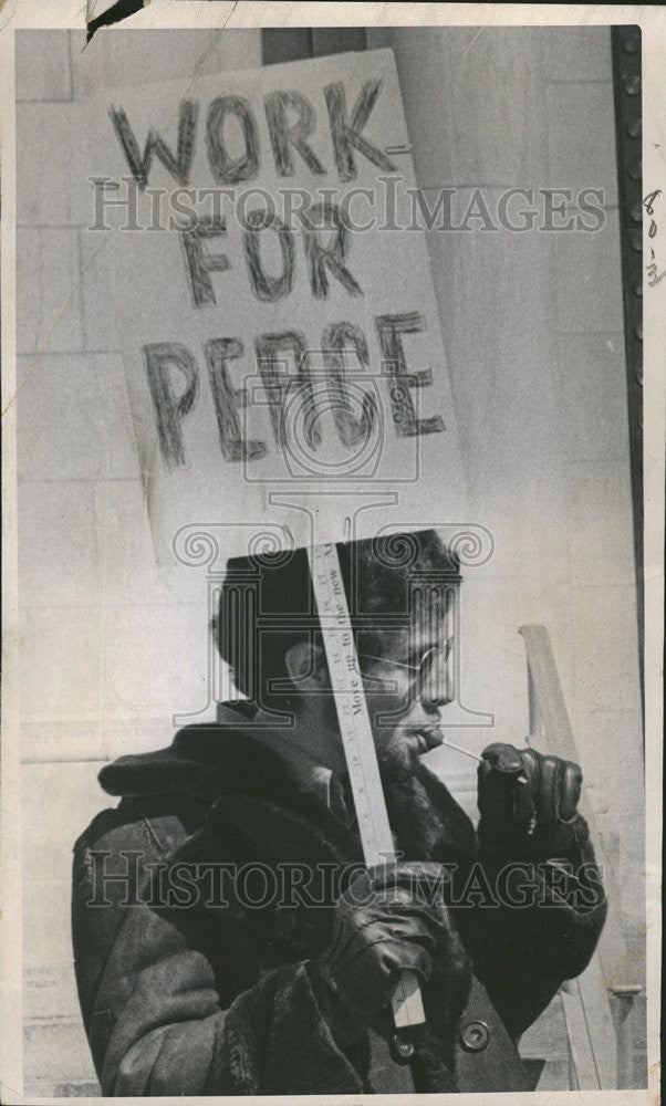 1977 Press Photo Wolfson Moratorium Committee Works Lollipop Picketing For Peace - Historic Images