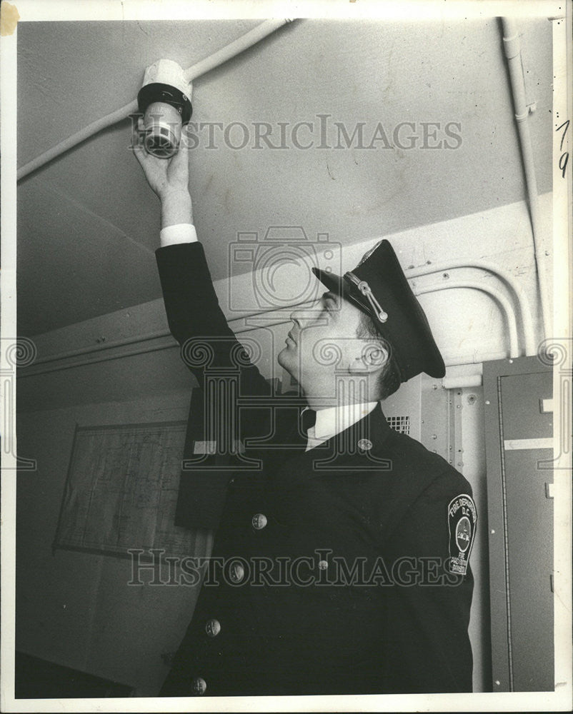 1969 Press Photo Inspector Wood Checks Storage Smoke Detector White House - Historic Images