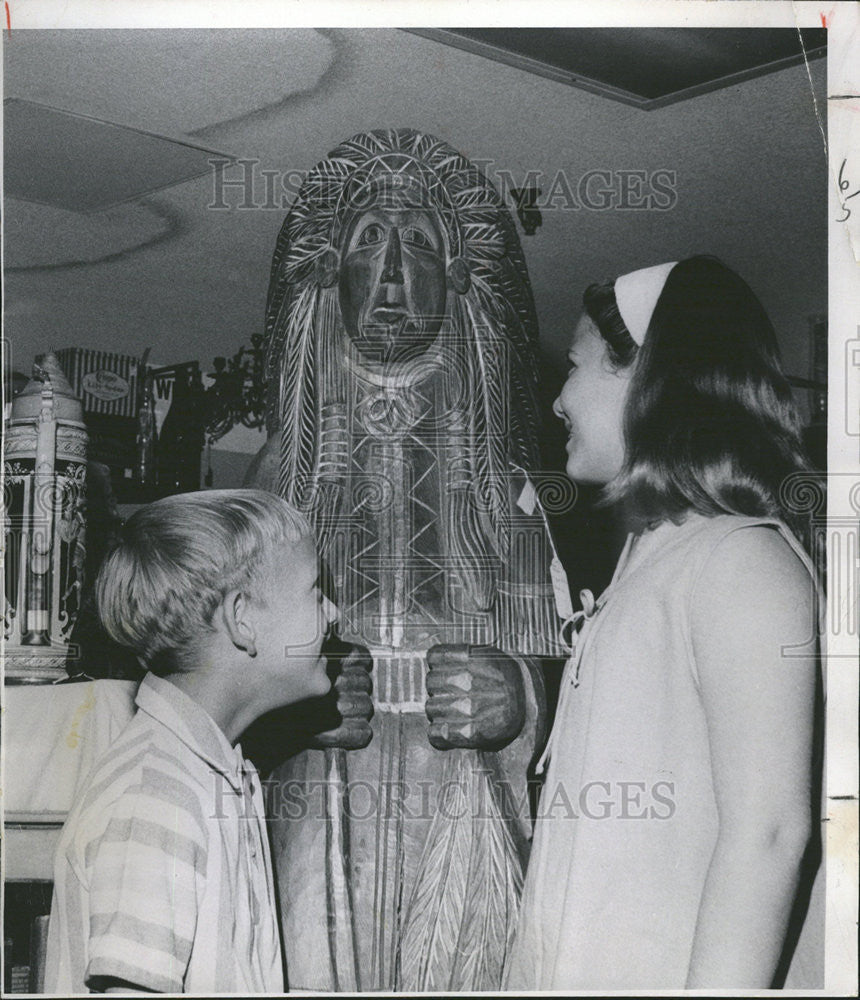 1962 Press Photo Wooden Native American Indians Statue - Historic Images