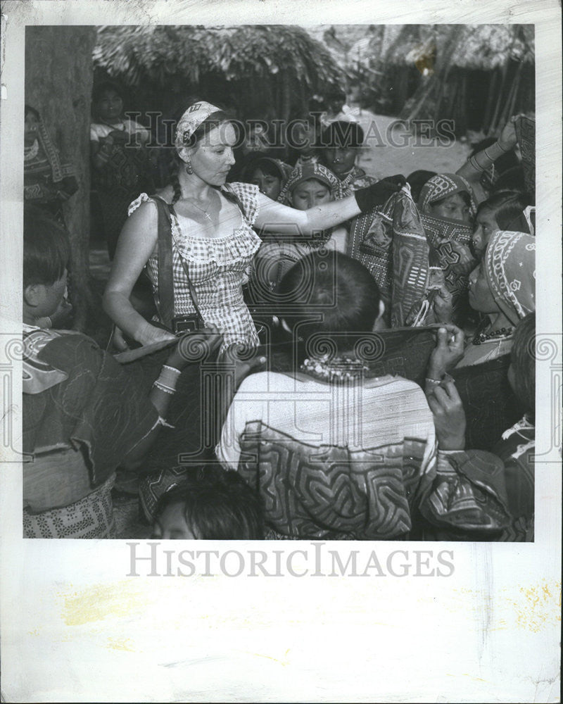 1975 Press Photo Visitors to the San Blas Islands are besiged by women selling m - Historic Images