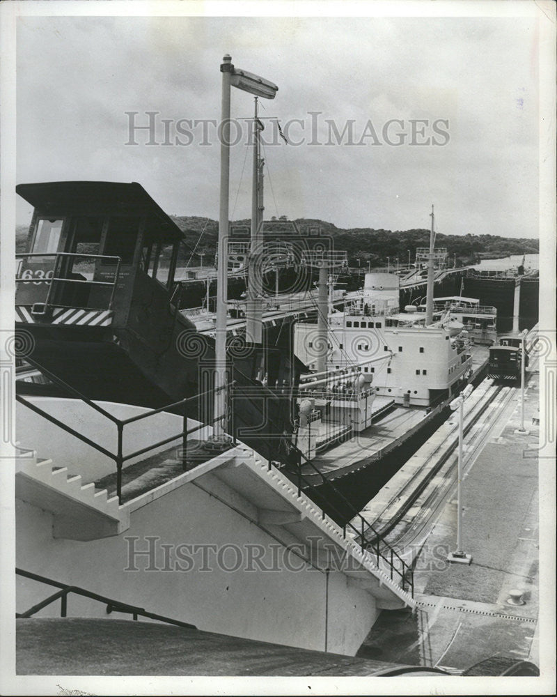 1965 Press Photo Electric Locomotive Ship Tow Panama Canal - Historic Images