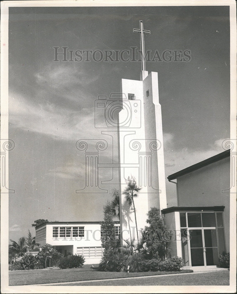 1957 Press Photo St Lukes Methodist Church Modern Landscape Design Shadows Pylon - Historic Images