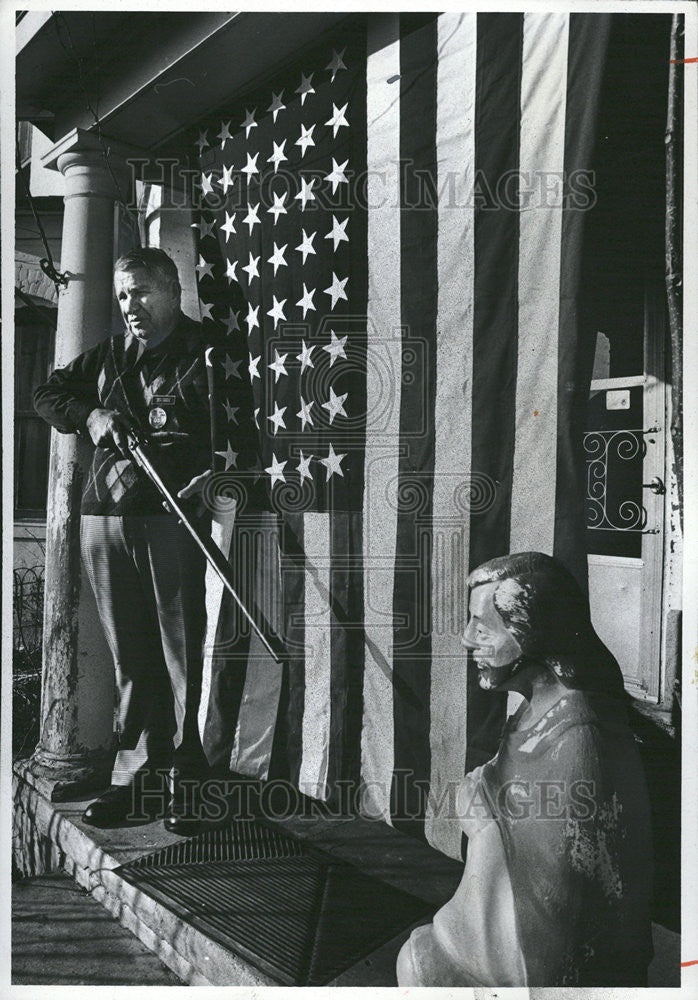 1980 Press Photo Robert Steinfeldt Heirloom American Flag - Historic Images