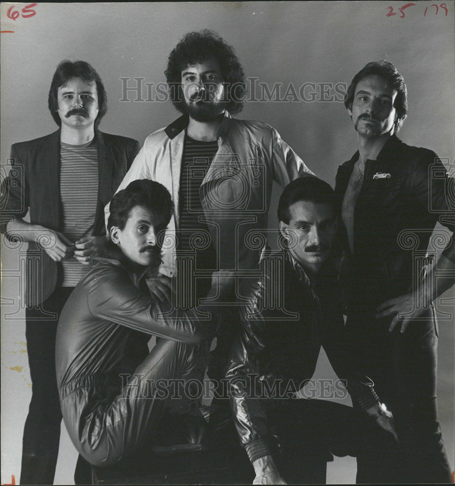 1983 Press Photo Short Sleeve Musical Group Joe - Historic Images