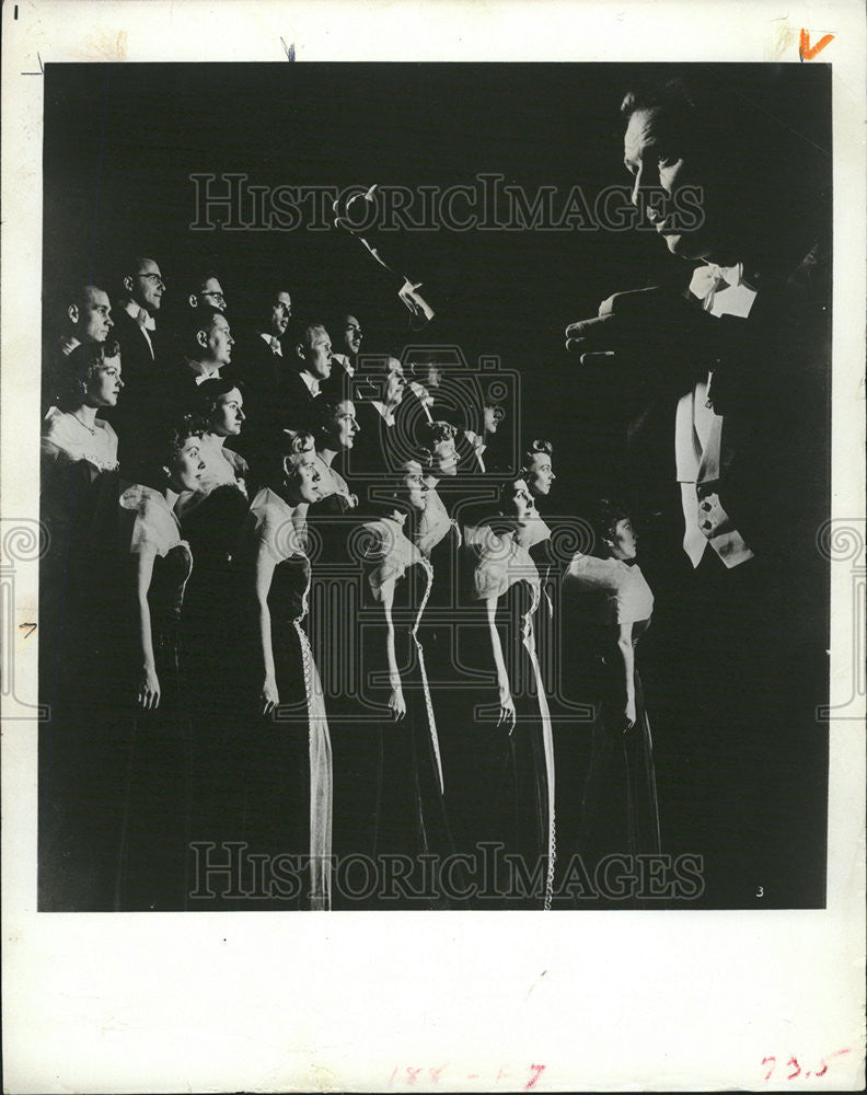 1967 Press Photo Roger Wagner directs chorale Music Group Martin Feinstein - Historic Images