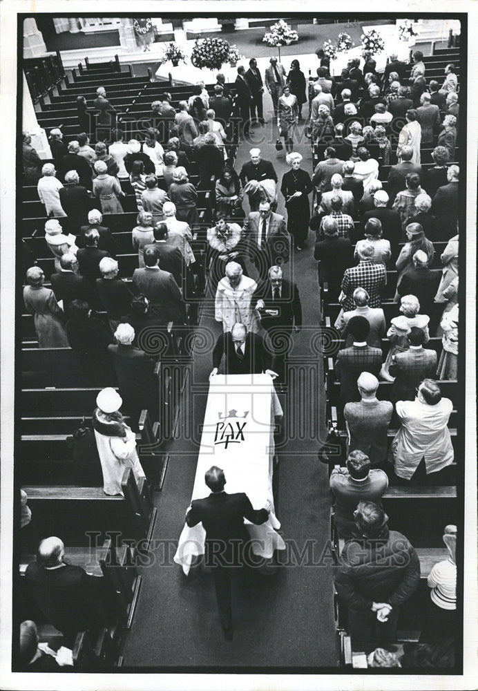 1976 Press Photo Geraldine Thornton White coat Friends Follow Casket Dan - Historic Images