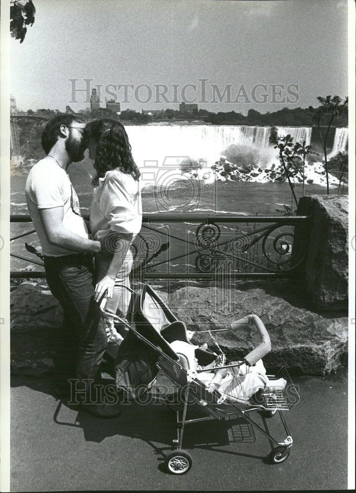 1983 Press Photo Jason Ann Lennox visit Niagara falls New York tourist - Historic Images