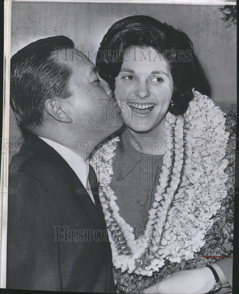 1964 Press Photo Lynda Bord Johnson Robb Kiss - Historic Images