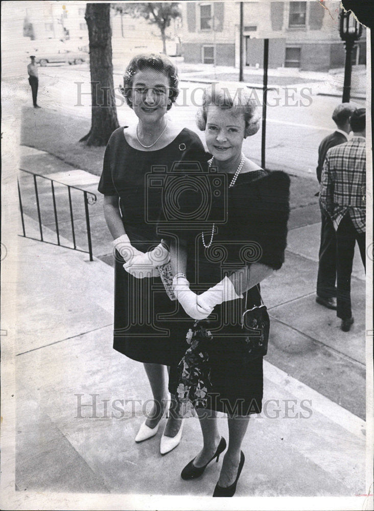 1966 Press Photo Mrs. Melvin Roberts &amp; Mrs.Richard Davis at a wedding. - Historic Images