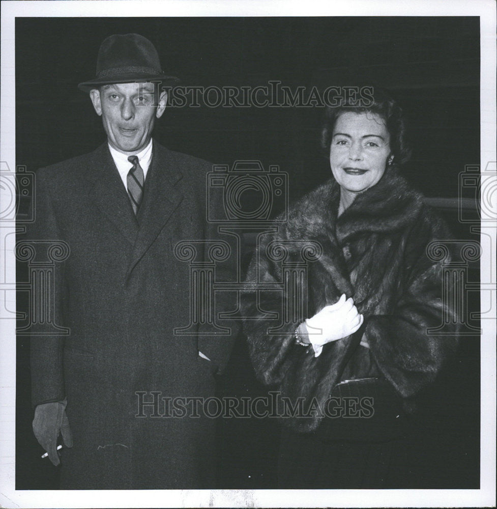 1959 Press Photo Melvin Roberts Black Coat cigaret Hat Blouses - Historic Images