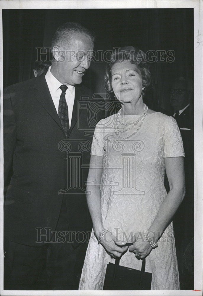 1967 Press Photo Lewis Dymond talks with Mrs. Melvin Roberts at a Cocktail. - Historic Images