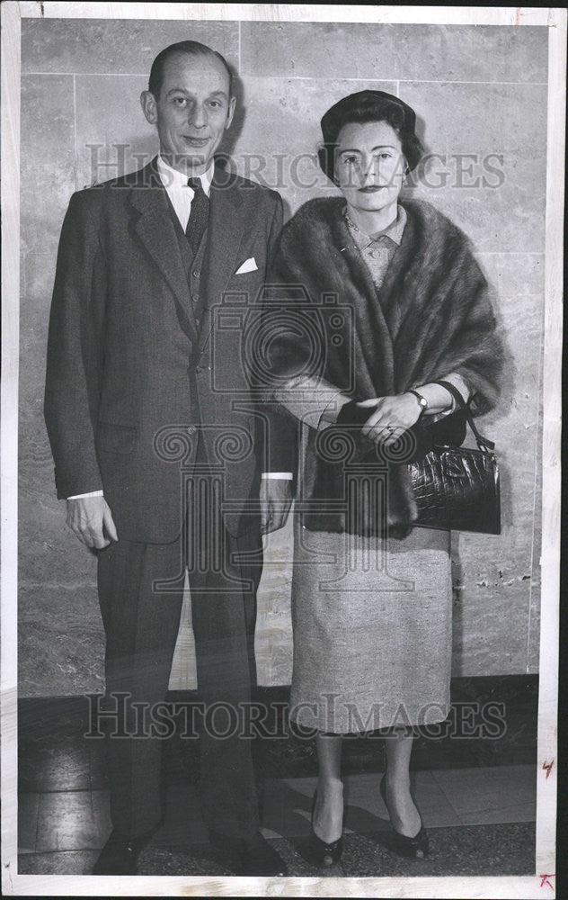 1957 Press Photo Mr Mrs Melvin J Roberts famous family pose - Historic Images