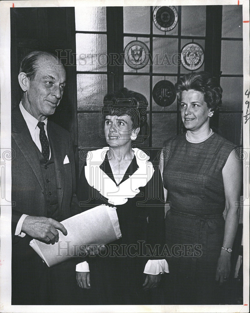 1968 Press Photo Melvin Roberts International Auction Cocktail Party Club - Historic Images