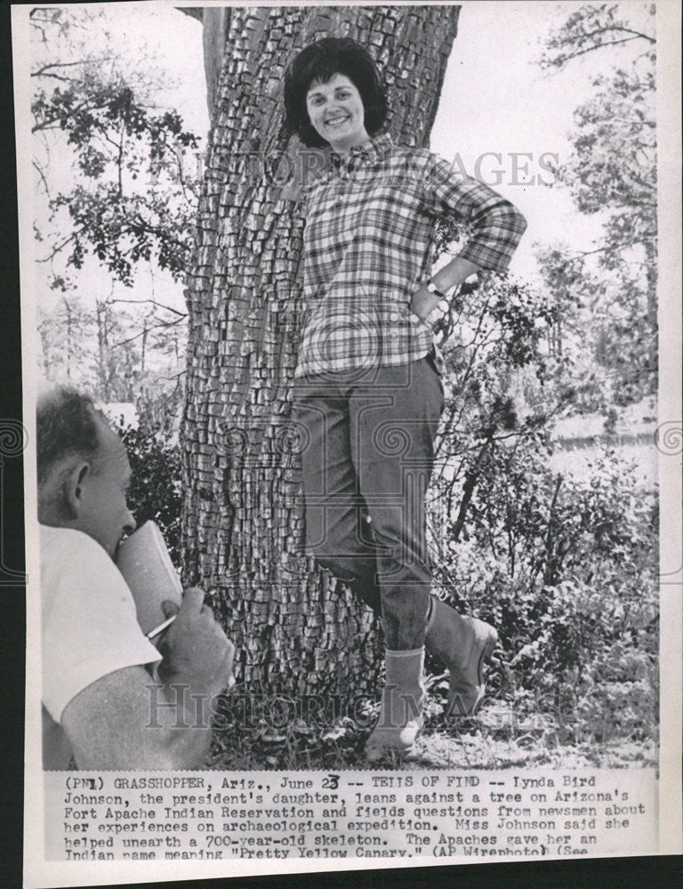 1965 Press Photo Lynda Bird Johnson Arizona Fort Apache Indian Reservation Field - Historic Images