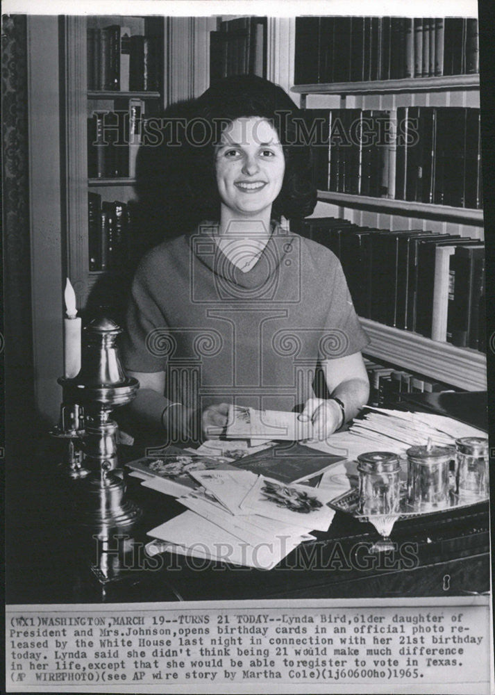 1965 Press Photo Lynda Bird Daughter President Mrs Johnson Open Birthday Card - Historic Images