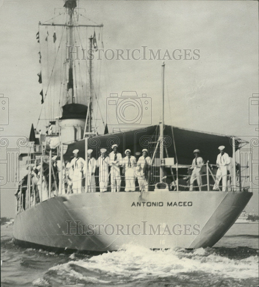 1950 Press Photo Antonio Maceo cheers Cuban warship steams ashore liberty - Historic Images