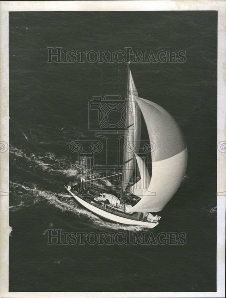 Press Photo  Bob Moreland Boat Sails Men Sea Water Race - Historic Images