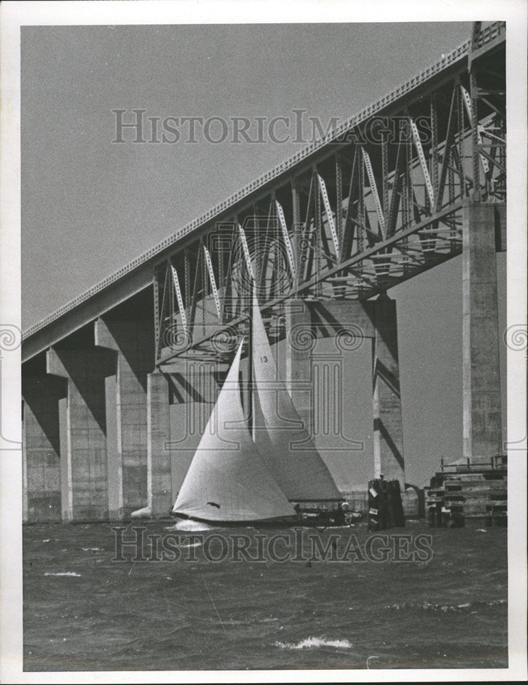 Press Photo Boat Sail Bridge Water Johnnie Evans Solution - Historic Images