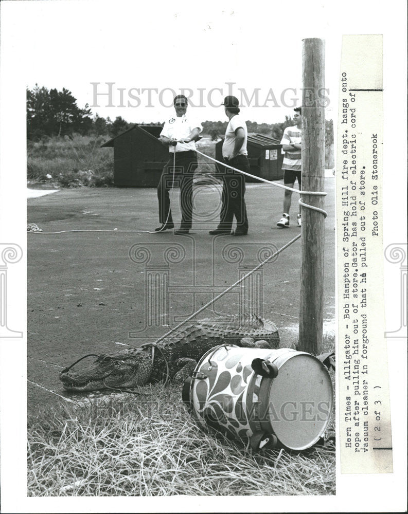 1990 Press Photo Alligator Bob Hampton Spring Hill fire dept vacuum cleaner - Historic Images