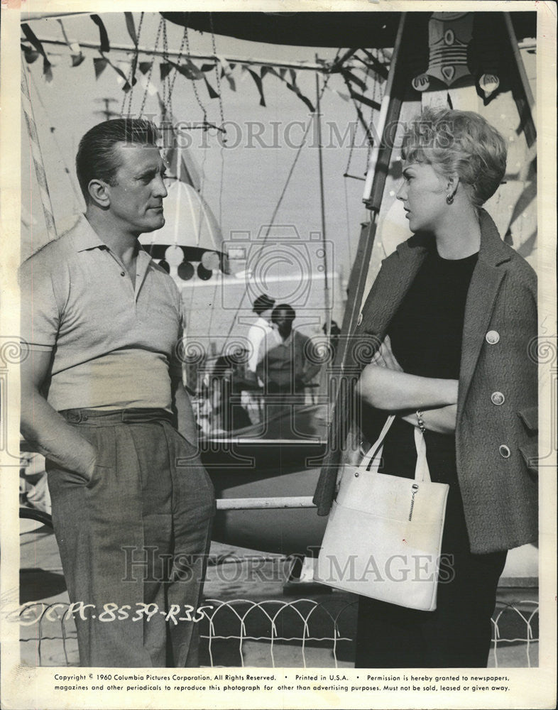 1960 Press Photo Kirk Douglas Kim Novak Strangers Meet romance Towne theater - Historic Images