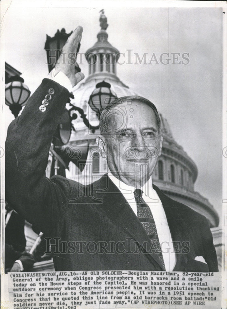 1962 Press Photo Douglas McArthur honer by the US Congress waving at crowd. - Historic Images