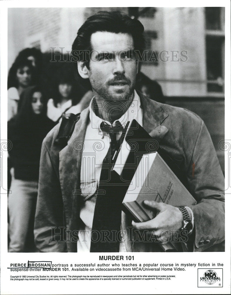 1993 Press Photo Pierce Brosnan Portray Success Author Teach Course Mystery - Historic Images