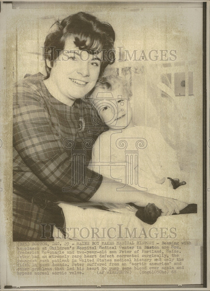 1968 Press Photo Hospital Medical Center Mrs Frederick McGonagle son Peter kid - Historic Images
