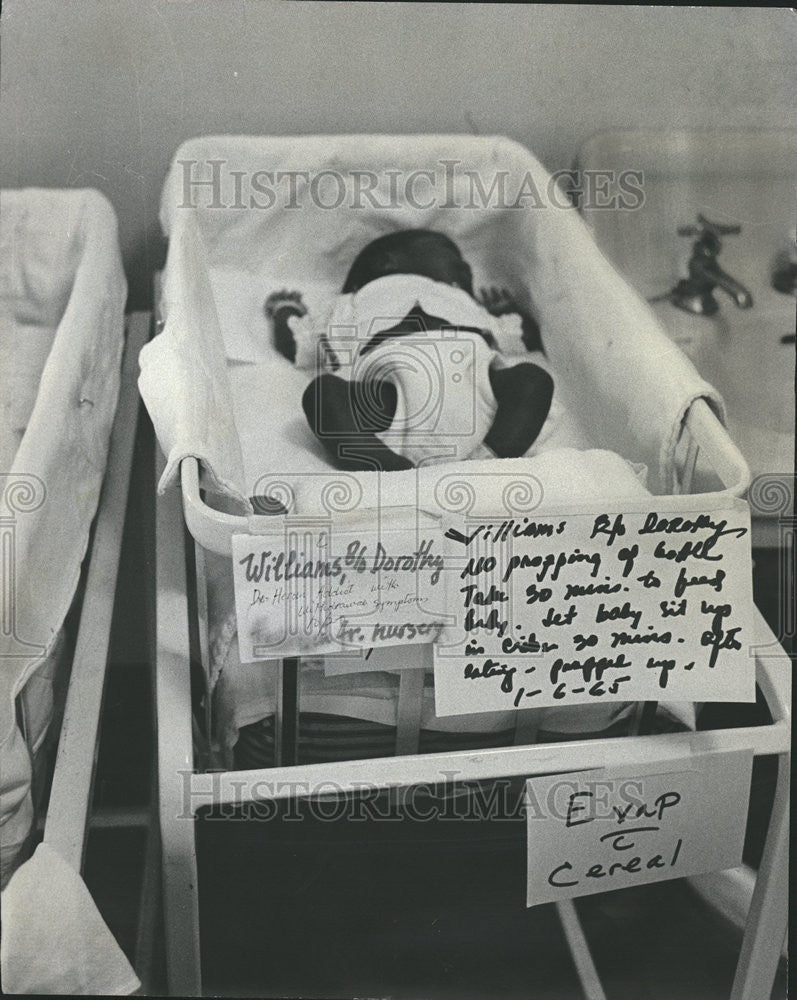 1965 Press Photo Pathetic Infant Crane Visitor Hospital Cook County Lois Wiiliam - Historic Images