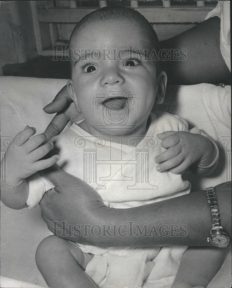 1965 Press Photo Boarder Baby Barbara Crosby cook county hospital adoption look - Historic Images