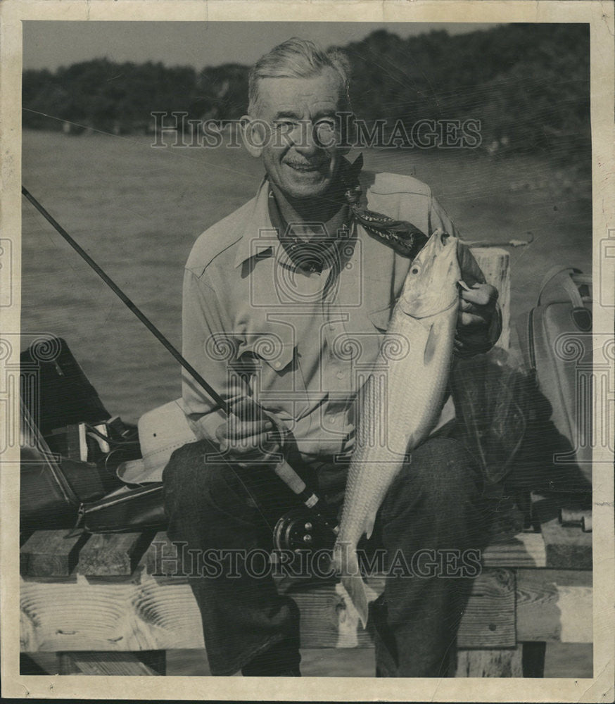 1950 Press Photo Ed M Hunt Proudly Display Six Pound Bone Fish - Historic Images