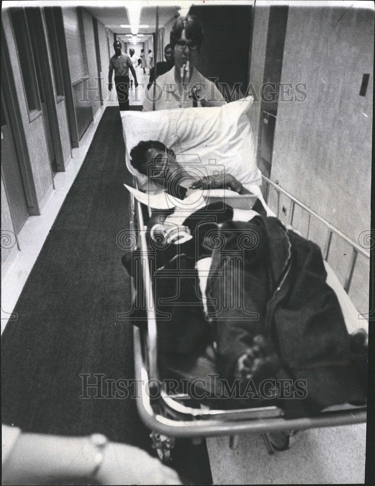 1970 Press Photo Man injures in Conrad Hilton Hotel fire at emergency room - Historic Images