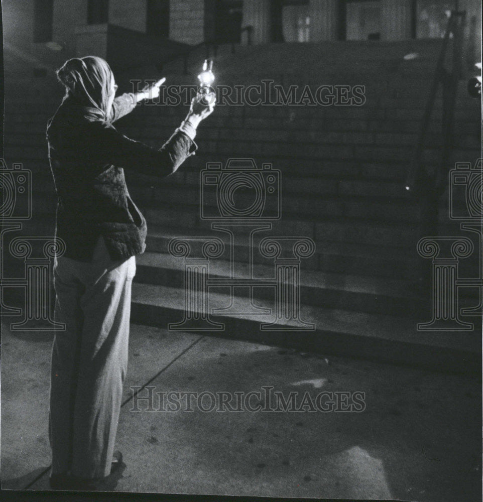 1993 Press Photo Animal Rights Activist Protests Death Of Two Beluga Whales - Historic Images