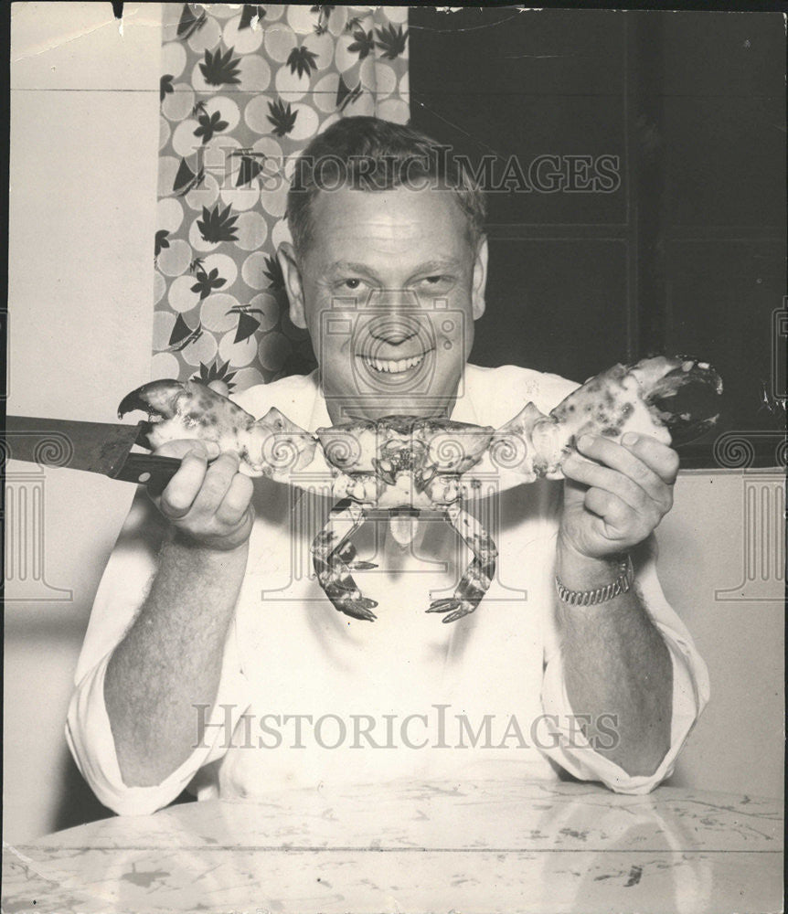 1950 Press Photo Trolleinger Kittanning Display Crab Caught Gulf Off Rocks Beach - Historic Images